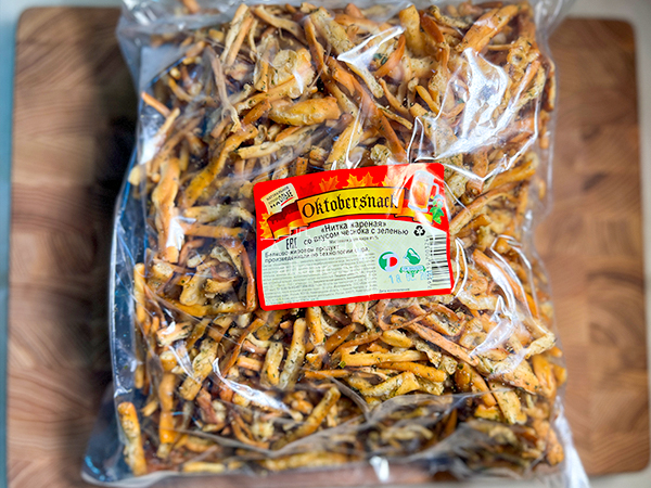 Нитка ЖАРЕНАЯ "Чеснок с зеленью" Oktobersnack 1 кг (сырный продукт) в Бронницах